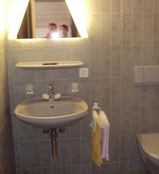 سرير فى غرفة مشتركه, Auberge Restaurant Couronne