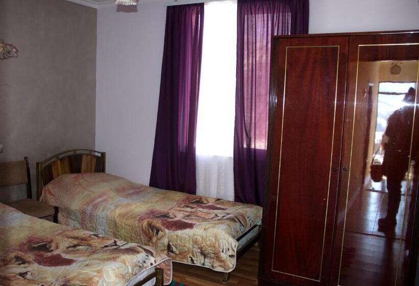 اتاق استاندارد چهار تخته, Armen's Guest House