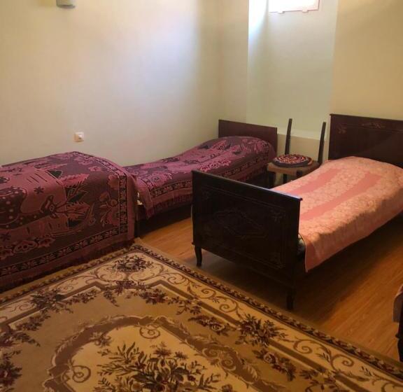 اتاق استاندارد چهار تخته, Armen's Guest House