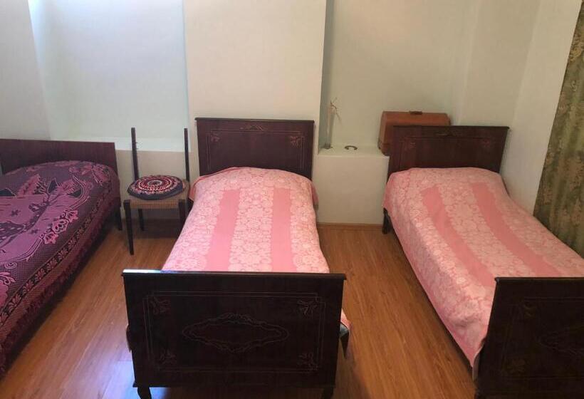 اتاق استاندارد چهار تخته, Armen's Guest House