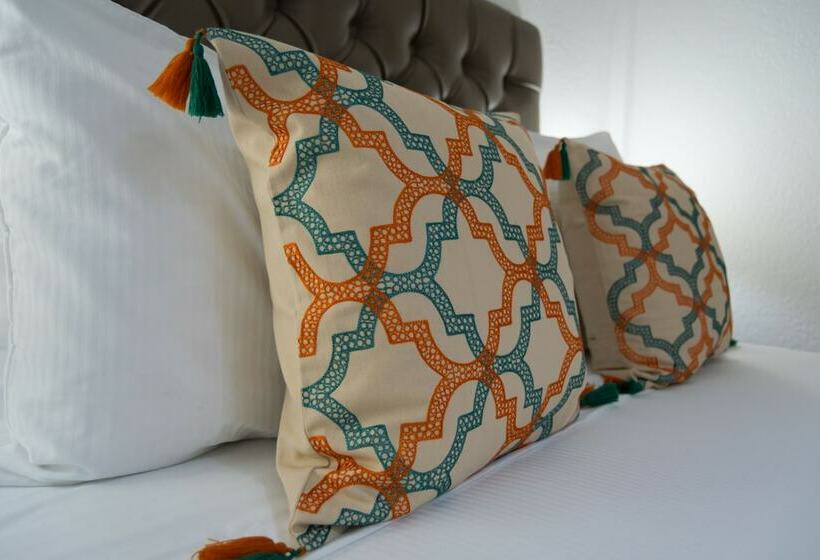 اتاق لوکس, In & Out