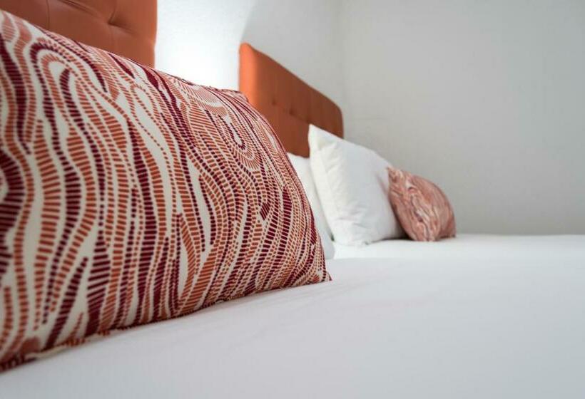 اتاق لوکس, In & Out