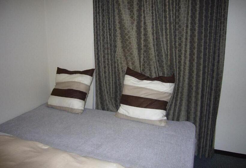 חדר סטנדרט לארבעה, Crown Hills Nakamura