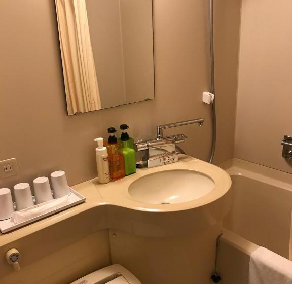 חדר סטנדרט לשלושה, Crown Hills Nakamura