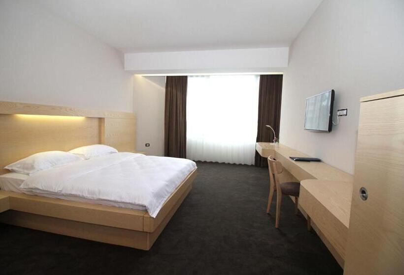 Quarto Standard Vista Cidade, International Prishtina & Spa