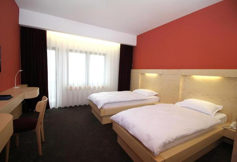 Quarto Standard Vista Cidade, International Prishtina & Spa