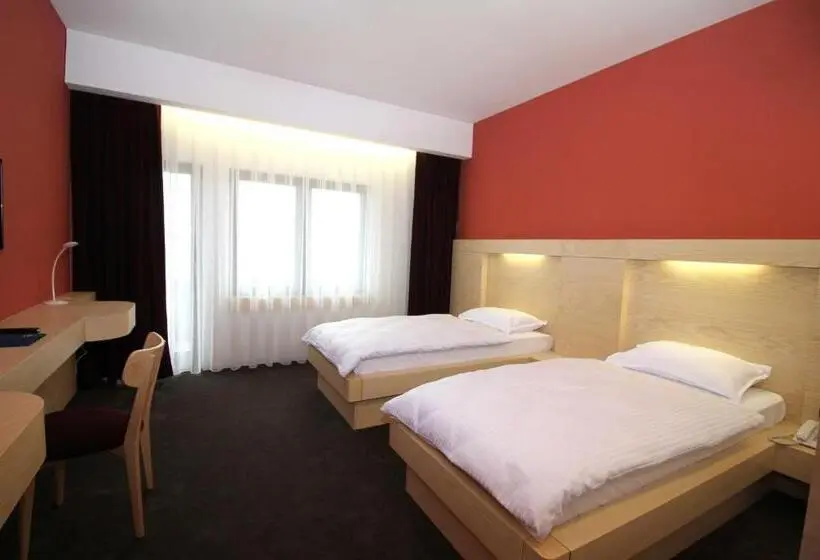 اتاق استاندارد با چشم‌انداز شهر, International Prishtina & Spa