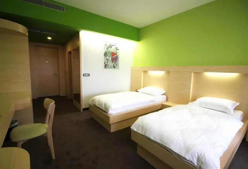 اتاق استاندارد با چشم‌انداز شهر, International Prishtina & Spa