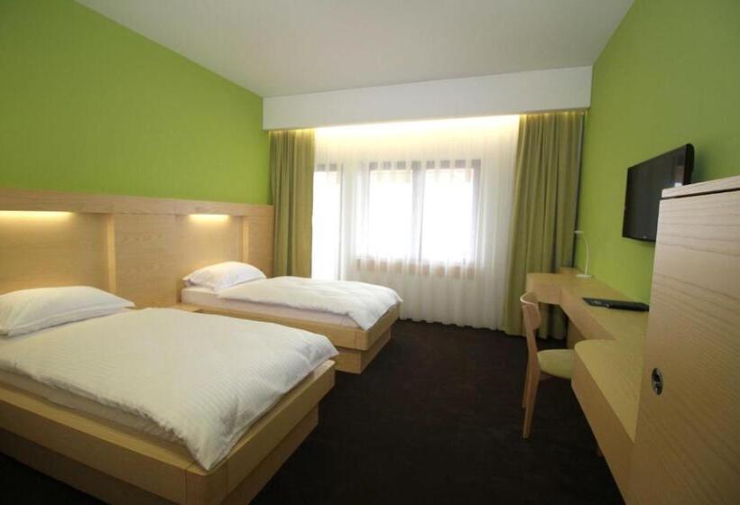 اتاق استاندارد با چشم‌انداز شهر, International Prishtina & Spa