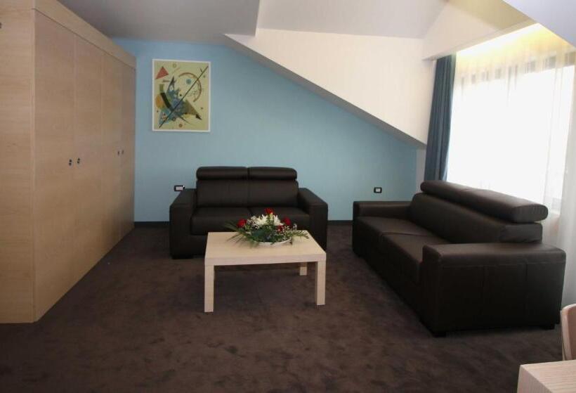 Junior Suite com Balcao, International Prishtina & Spa