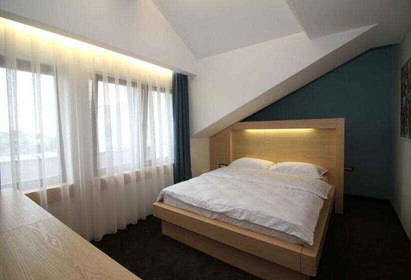 Junior Suite com Balcao, International Prishtina & Spa