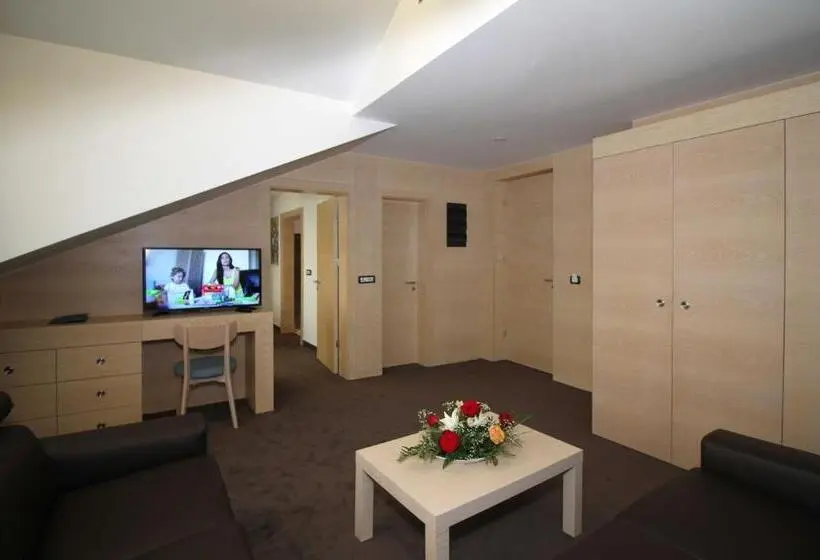 سوییت جونیور با بالکن, International Prishtina & Spa