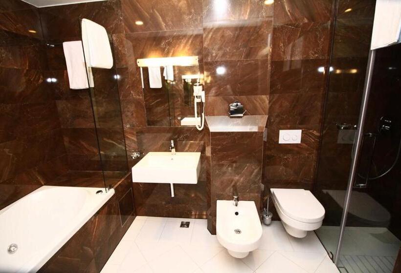 سوییت جونیور با بالکن, International Prishtina & Spa