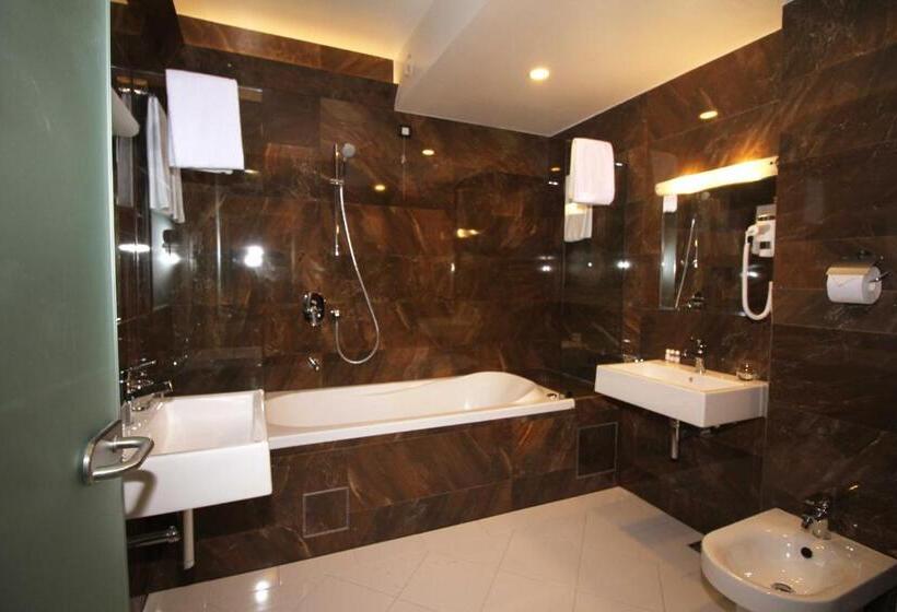 Junior Suite com Balcao, International Prishtina & Spa