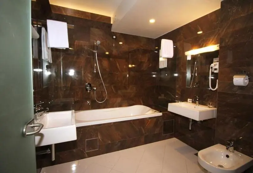 سوییت جونیور با بالکن, International Prishtina & Spa