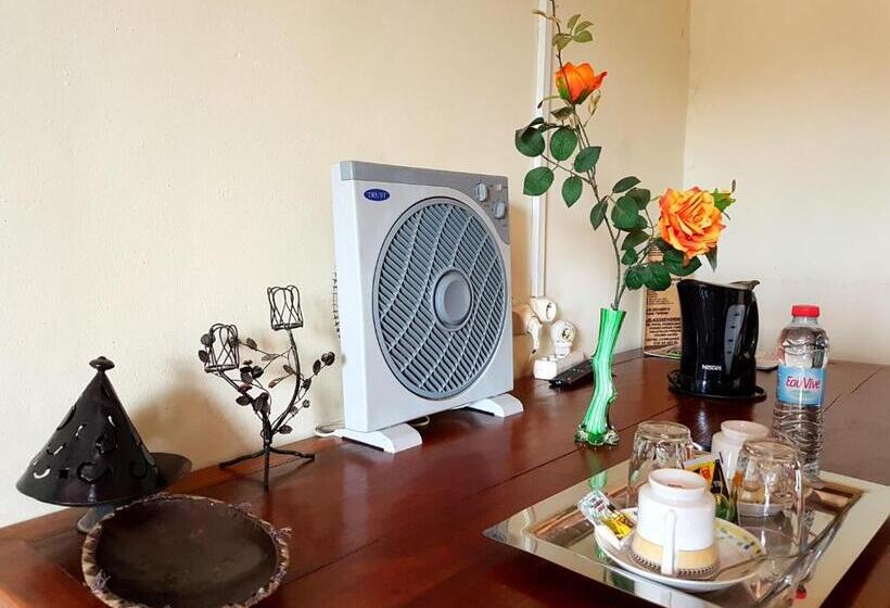 اتاق استاندارد سه نفره, Le Trianon