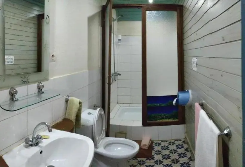 اتاق استاندارد سه نفره, Le Trianon