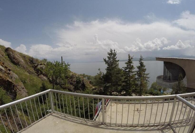 اتاق استاندارد چهار تخته, Sevan Writers House