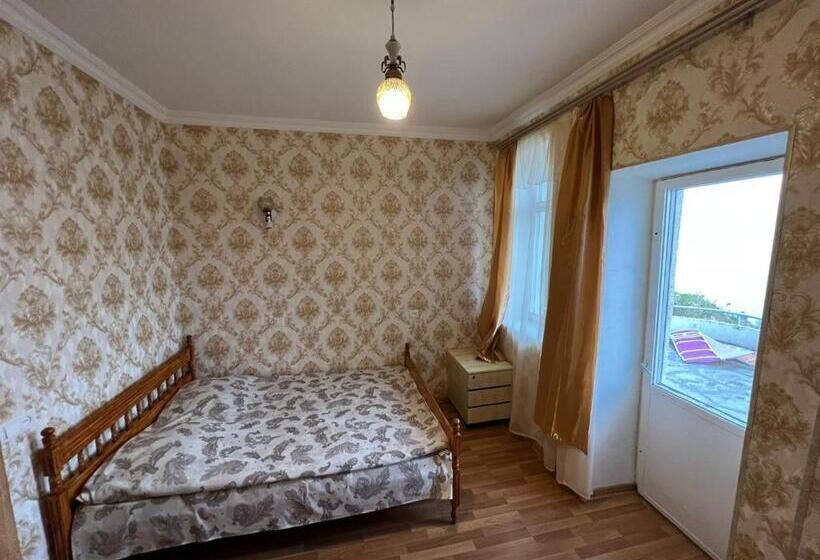 اتاق استاندارد سه نفره, Sevan Writers House