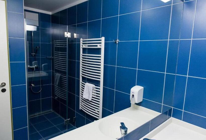 סוויטה משפחתית, Alsóörs Marina