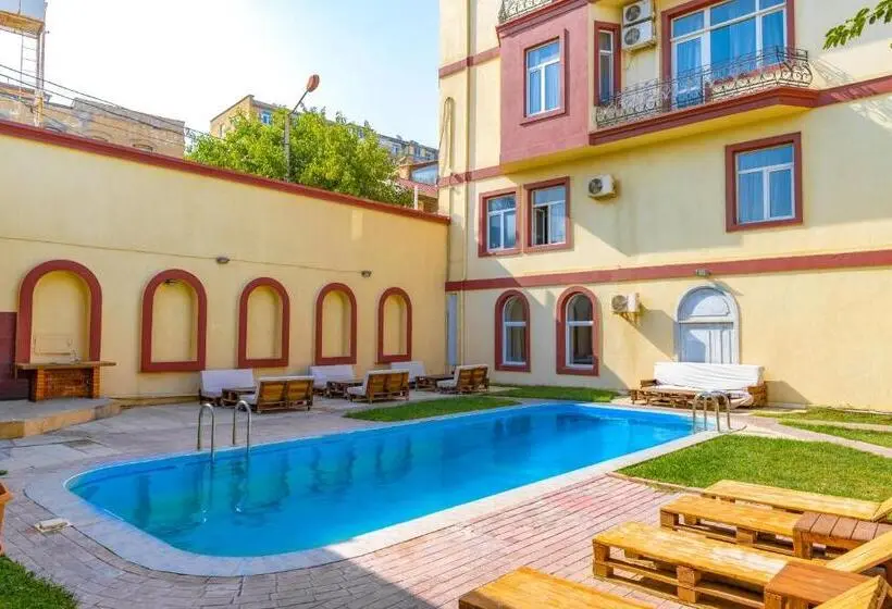 اتاق استاندارد سه تخته با چشم‌انداز باغ, Red Roof
