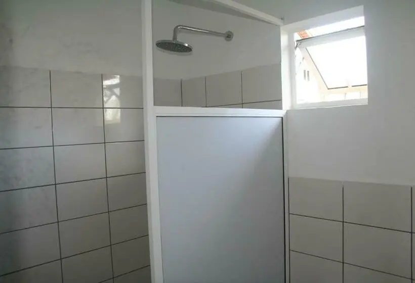 ルームシェアのワンベッド, The Long Hostel
