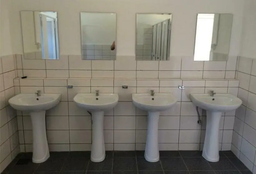 ルームシェアのワンベッド, The Long Hostel