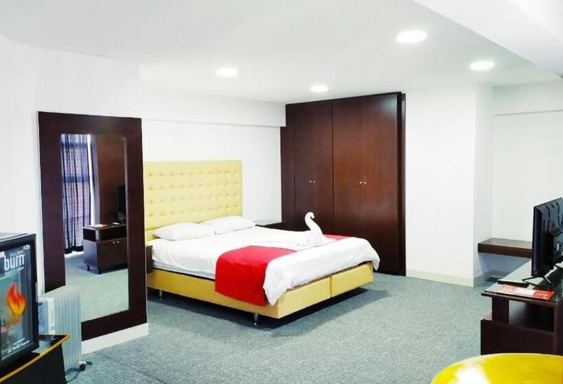 سوییت جونیور, Alexander