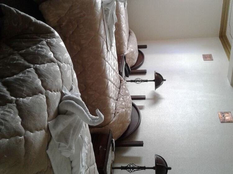 اتاق استاندارد سه نفره, Alexander