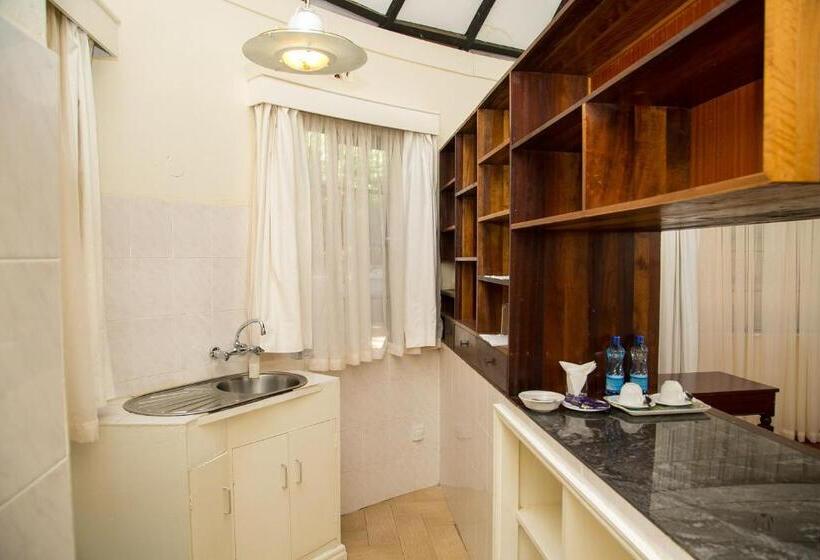 اتاق خانوادگی, Thayu Farm