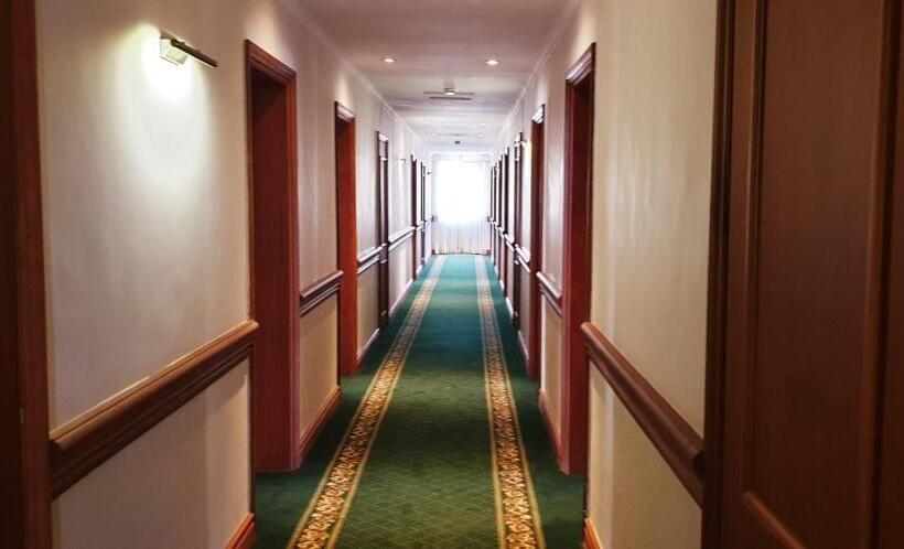 سوییت جونیور, Midland Hotel Nakuru