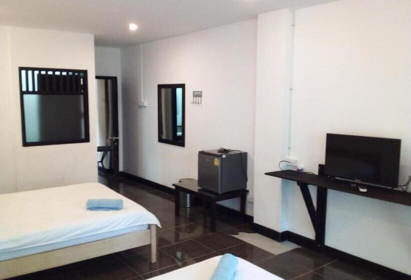 חדר לארבעה סטנדרטי עם מרפסת, Faa Apartment