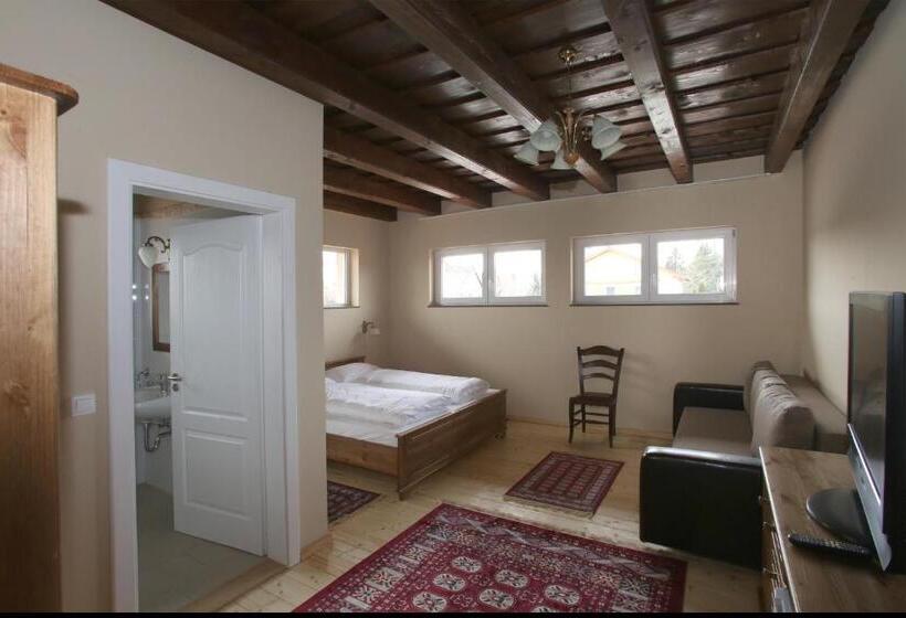 اتاق خانوادگی, Aurora Panzió