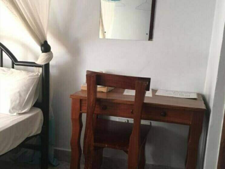 اتاق اکونومی, Kutetere Motel