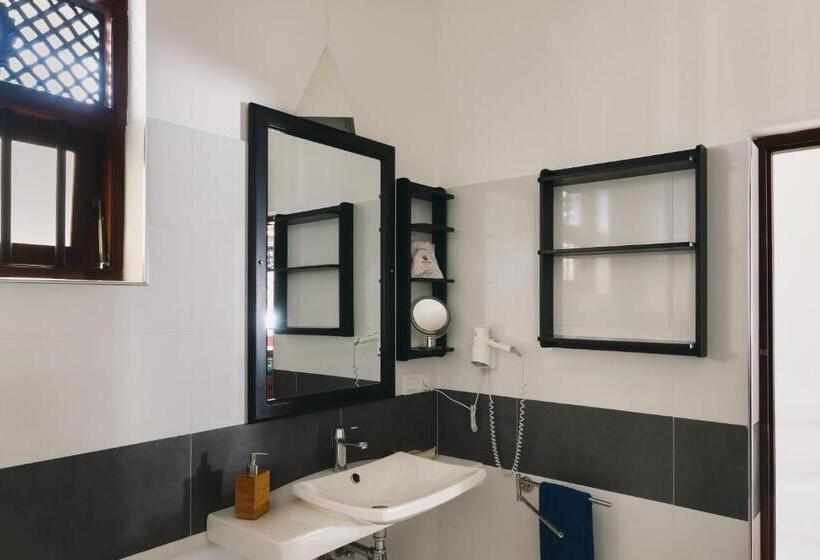 חדר דלוקס, Amal Beach