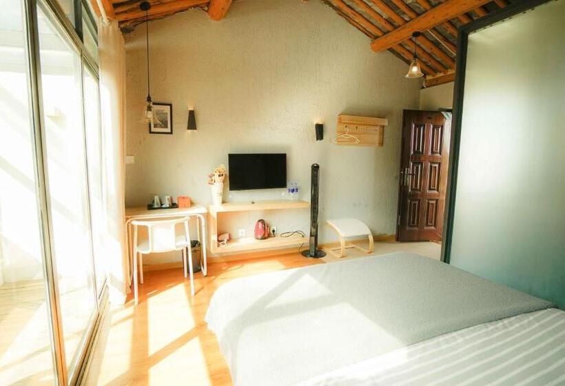 غرفة قياسية مطلة على الجبل, Monster B&b