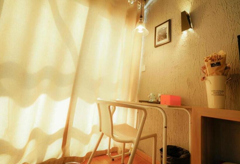 Standardzimmer Bergblick, Monster B&b