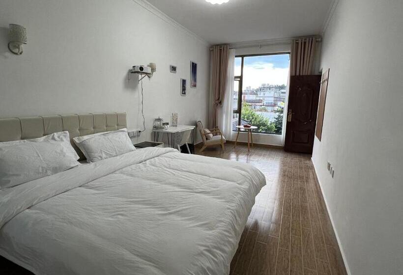 Standardzimmer Kingsize Bett, Monster B&b