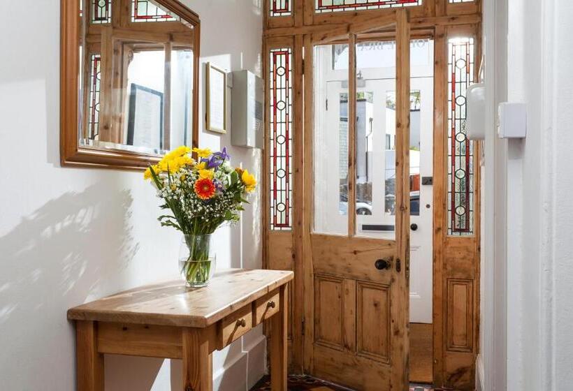 חדר יחיד נוף לגינה, The Olive Branch