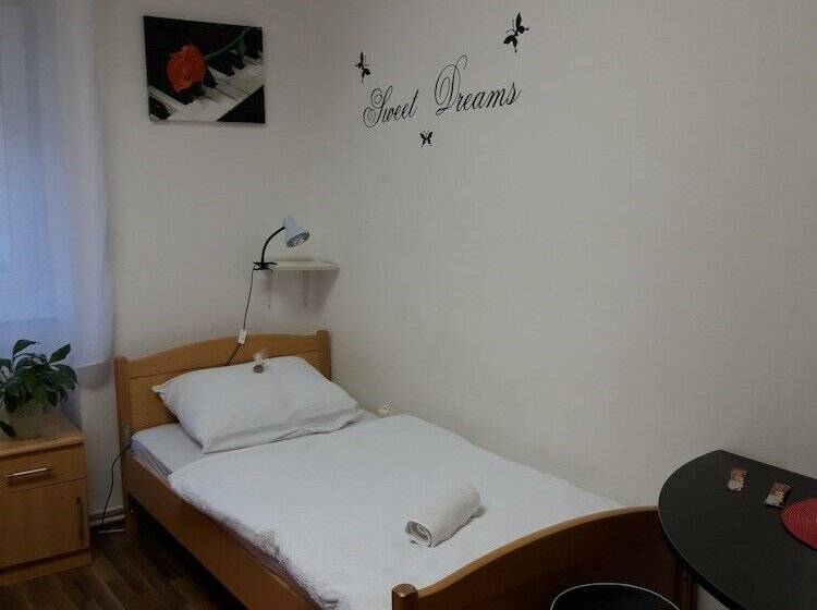 اتاق استاندارد, Hostel Chameleon