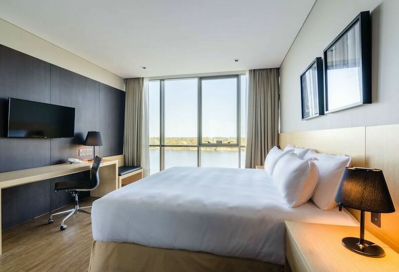 Люкс, Hampton By Hilton Montevideo Carrasco
