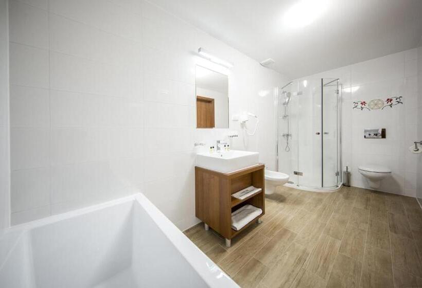 آپارتمان 1 خوابه با بالکن, Logos