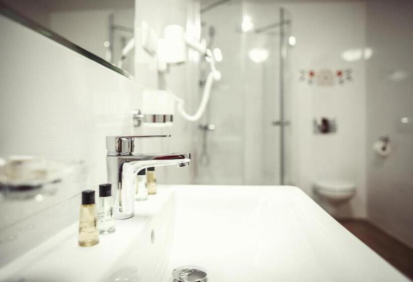 اتاق سوپریور, Logos