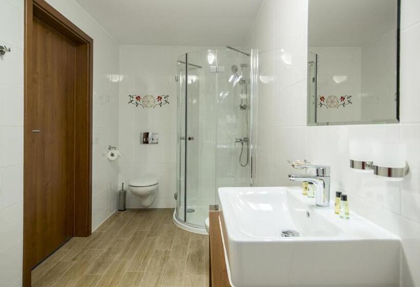 اتاق سوپریور, Logos