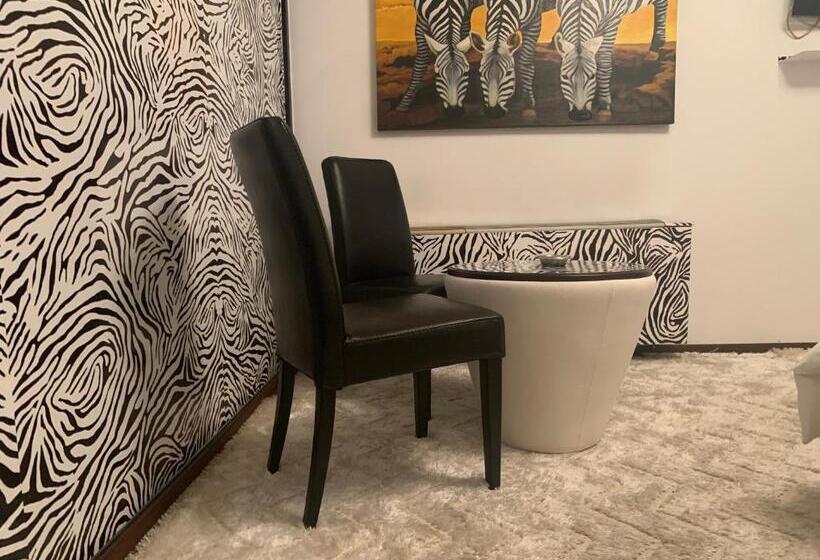 דירת חדר, Rosa Blu