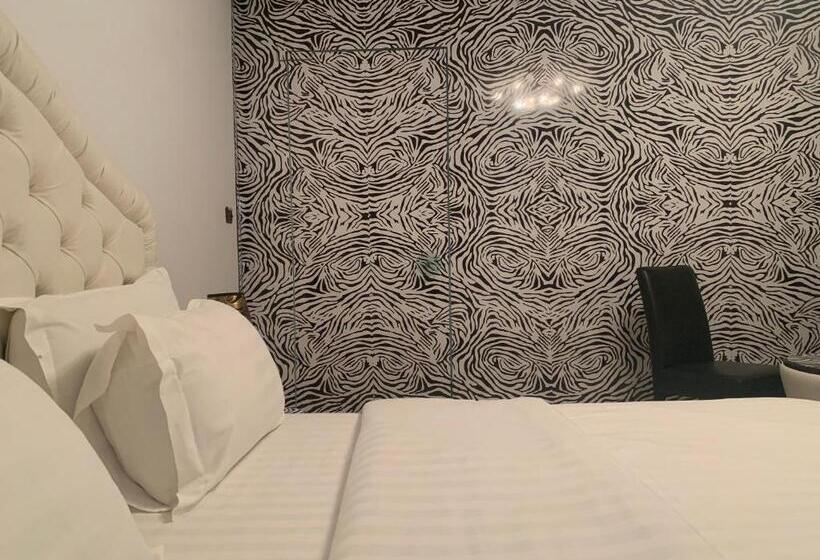 דירת חדר, Rosa Blu