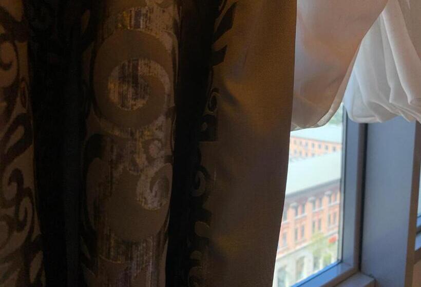 דירת חדר, Rosa Blu