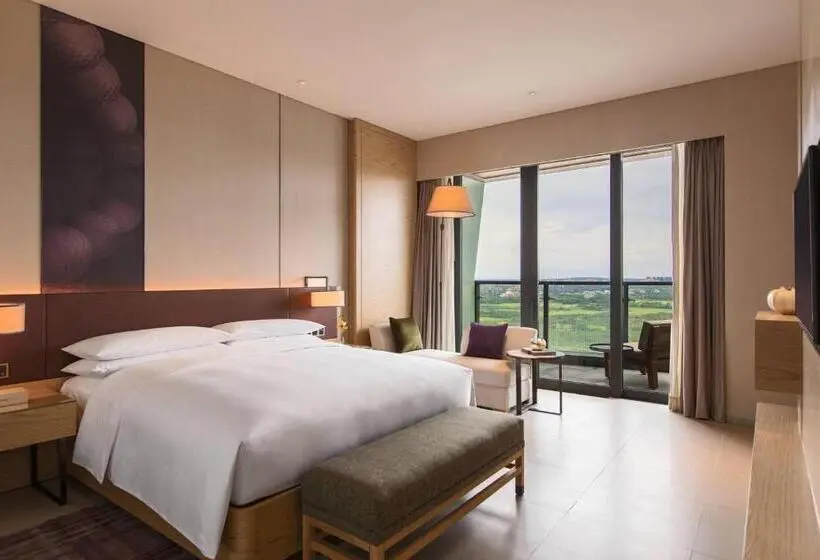 Deluxe Room Golf View, Renaissance Haikou