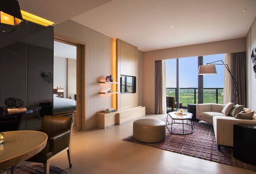 Люкс Клуб, Renaissance Haikou