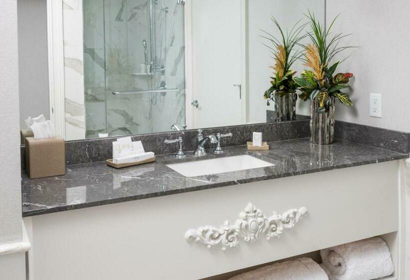 اتاق سوپریور با چشمانداز شهر, The Ivey S